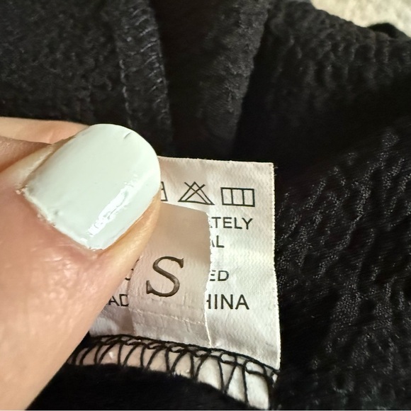 SHEIN BLACK OVERALL SLEEVELESS ROMPER / COVERUP WITH POCKETS & ADJUSTABLE STRAPS - Picture 7 of 8